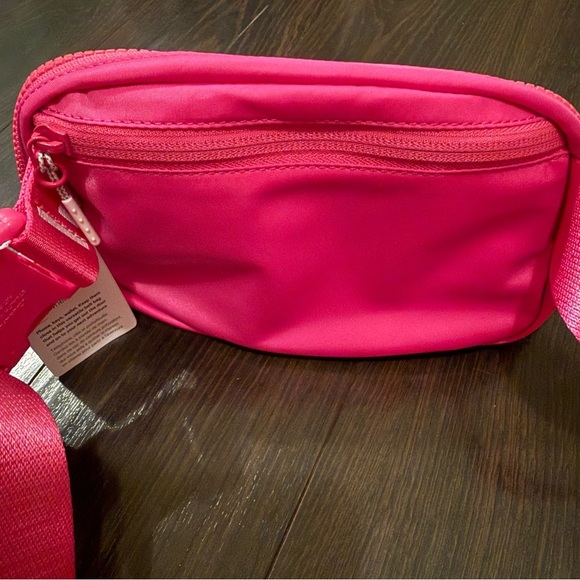 NWT Sonic Pink / White Logo Lululemon Everywhere Belt bag 1L - Picture 6 of 7
